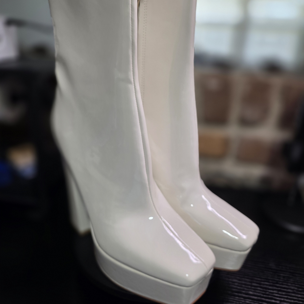 Guess Platform Boots - Picture 4 of 9